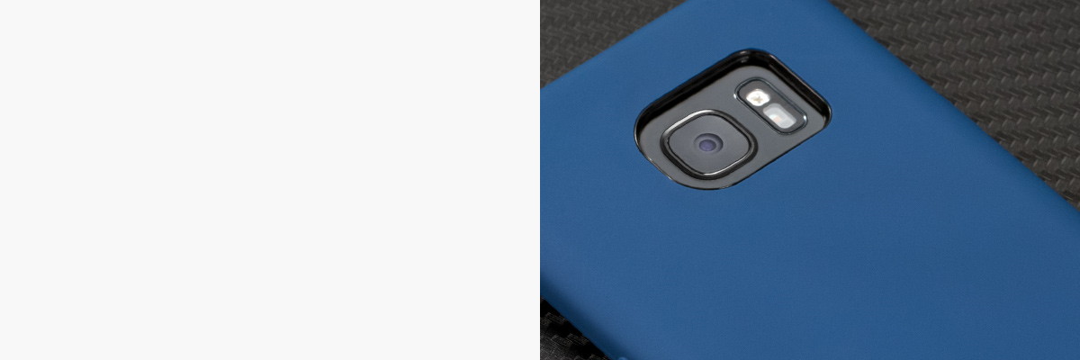 Perfekcyjnie wycięty otwór na aparat w silikonowej obudowie na tył Samsung Galaxy S7 edge 