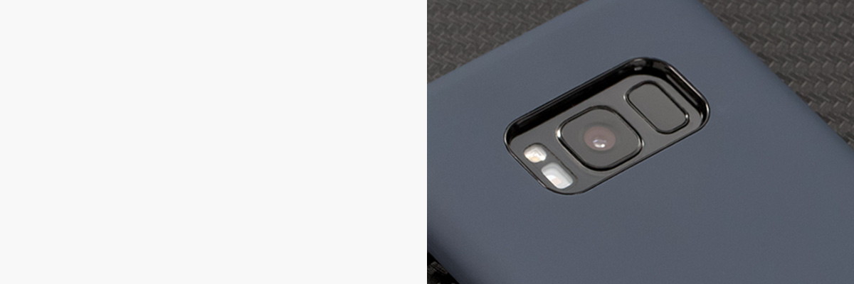 Perfekcyjnie wycięty otwór na aparat w silikonowej obudowie na tył Samsung S8